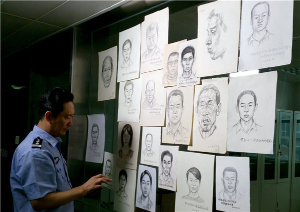 Lin Yuhui checks some of the sketches he has drawn of people in public places. (Photo provided to China Daily) Lin Yuhui checks some of the sketches he has drawn of people in public places. (Photo provided to China Daily)