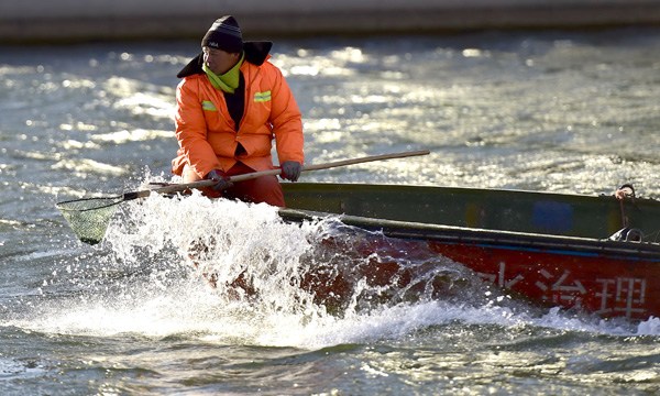 A worker collects garbage in the Haihe River in Tianjin on Dec 8. (Photo/Xinhua) A worker collects garbage in the Haihe River in Tianjin on Dec 8. (Photo/Xinhua)