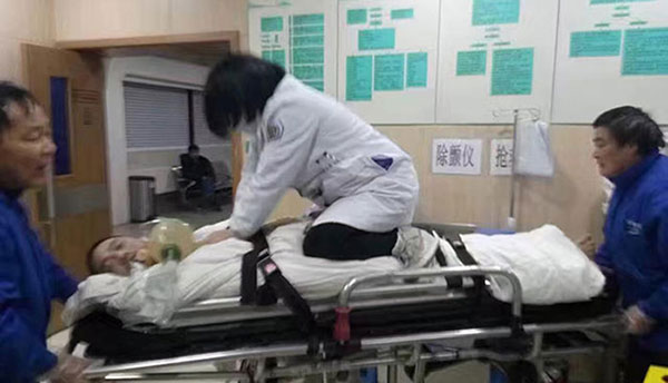 A doctor offering closed-chest cardiac massage on a patient while kneeling down on a quick moving stretcher in Hangzhou, Zhejiang Province.(Photo from web) A doctor offering closed-chest cardiac massage on a patient while kneeling down on a quick moving stretcher in Hangzhou, Zhejiang Province.(Photo from web)