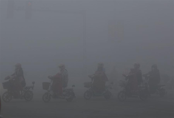 Photo taken on Dec. 19, 2016 shows the street view of Caoxian County shrouded in smog, east China's Shandong Province. Severe smog continued to shroud northern China and even worsened late Monday, disrupting life in dozens of cities. (Photo/Xinhua) Photo taken on Dec. 19, 2016 shows the street view of Caoxian County shrouded in smog, east China's Shandong Province. Severe smog continued to shroud northern China and even worsened late Monday, disrupting life in dozens of cities. (Photo/Xinhua)