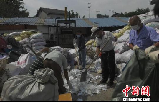 Police raided a dump site in Nanjing where tons of medical wastes were stored to be traded. (Photo/China News Service) Police raided a dump site in Nanjing where tons of medical wastes were stored to be traded. (Photo/China News Service)