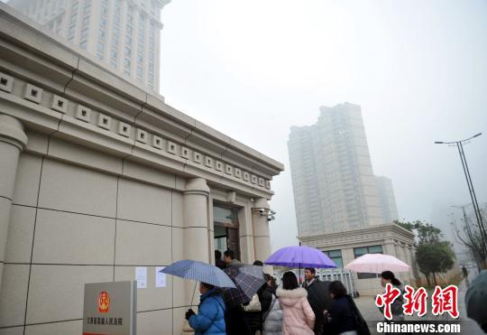 Onlookers wait to enter Jiangxi higher people's court for the trial of Zhou Wenbin, former president of a key university in east China's Jiangxi Province, Dec. 21, 2016. (Photo/Chinanews.com) Onlookers wait to enter Jiangxi higher people's court for the trial of Zhou Wenbin, former president of a key university in east China's Jiangxi Province, Dec. 21, 2016. (Photo/Chinanews.com)