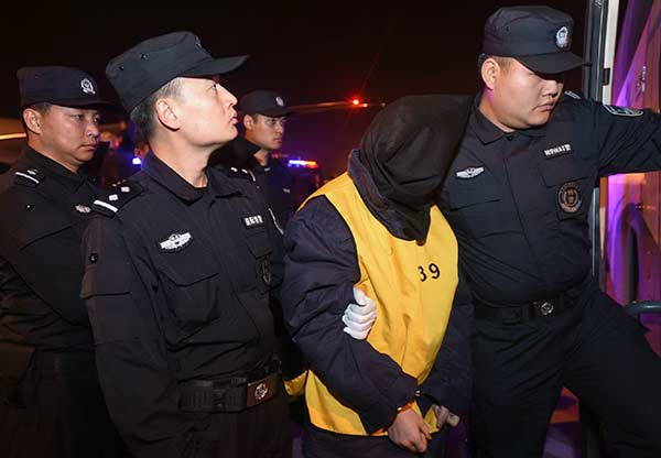 Seventy-four suspects are brought back to Wuhan, Hubei province, in November after Chinese and Malaysian police cracked a telecom fraud case. (Photo/Xinhua) Seventy-four suspects are brought back to Wuhan, Hubei province, in November after Chinese and Malaysian police cracked a telecom fraud case. (Photo/Xinhua)
