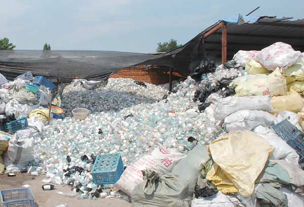 Large piles of medical waste sit at a dump site near Gujia village in Nanjing. (Photo/China Daily) Large piles of medical waste sit at a dump site near Gujia village in Nanjing. (Photo/China Daily)