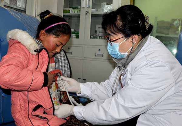 Yu Yabin, a pediatrician from Beijing Obstetrics and Gynecology Hospital, conducts a health check on a Tibetan girl. (PALDEN NYIMA/CHINA DAILY) Yu Yabin, a pediatrician from Beijing Obstetrics and Gynecology Hospital, conducts a health check on a Tibetan girl. (PALDEN NYIMA/CHINA DAILY)