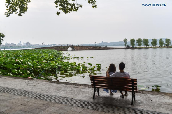 A couple watches the view of the West Lake in Hangzhou, capital of east China's Zhejiang Province, Sept. 1, 2016.(Xinhua/Huang Zongzhi) A couple watches the view of the West Lake in Hangzhou, capital of east China's Zhejiang Province, Sept. 1, 2016.(Xinhua/Huang Zongzhi)