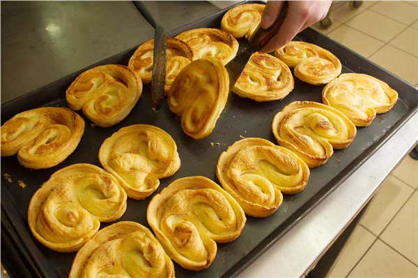 Butterfly-shaped, sugar-sprinkled cookies are widely enjoyed in Shanghai, especially when they come fresh out of the ovens. Gao Erqiang / China Daily Butterfly-shaped, sugar-sprinkled cookies are widely enjoyed in Shanghai, especially when they come fresh out of the ovens. Gao Erqiang / China Daily