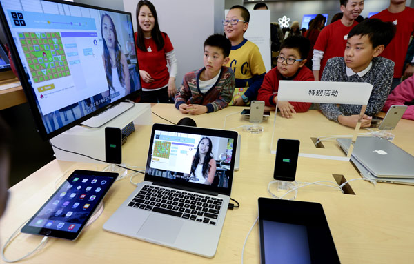 Teenagers take part in the Hour of Code workshop on Dec 11, 2014 at the Apple Store of Xidan Joy City in downtown Beijing. (Photo provided to chinadaily.com.cn) Teenagers take part in the Hour of Code workshop on Dec 11, 2014 at the Apple Store of Xidan Joy City in downtown Beijing. (Photo provided to chinadaily.com.cn)