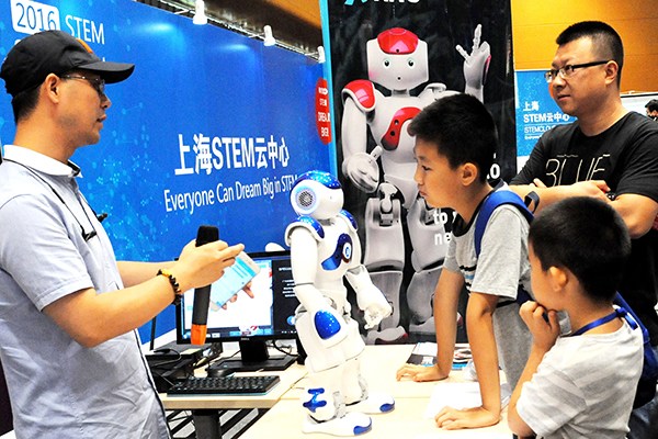 Kids and parents interact with a smart robot during the First International STEM Science Festival held in July 2016 in Suzhou, Jiangsu province. (Photo/China Daily) Kids and parents interact with a smart robot during the First International STEM Science Festival held in July 2016 in Suzhou, Jiangsu province. (Photo/China Daily)
