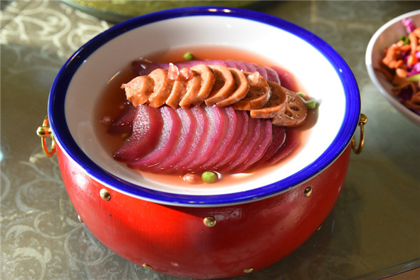 Stewed pear with lotus root (Photo by Zhang Xingjian/chinadaily.com.cn) Stewed pear with lotus root (Photo by Zhang Xingjian/chinadaily.com.cn)