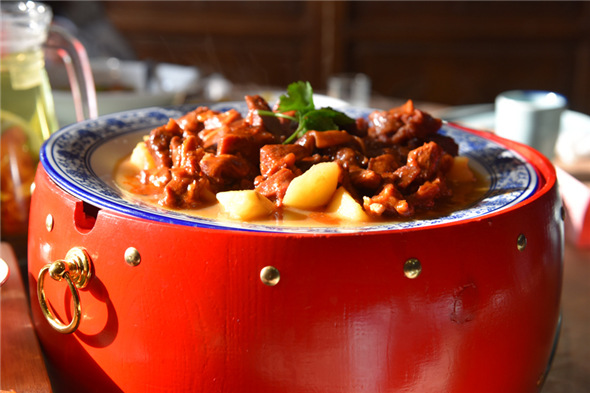 Braised camel meat in brown sauce (Photo by Zhang Xingjian/chinadaily.com.cn) Braised camel meat in brown sauce (Photo by Zhang Xingjian/chinadaily.com.cn)