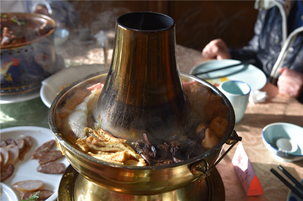Manchu-style hotpot (Photo by Zhang Xingjian/chinadaily.com.cn) Manchu-style hotpot (Photo by Zhang Xingjian/chinadaily.com.cn)