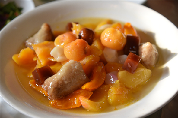 Jinyu Mantang, sweet vegetables, fruit and dumplings served in jelly (Photo by Zhang Xingjian/chinadaily.com.cn) Jinyu Mantang, sweet vegetables, fruit and dumplings served in jelly (Photo by Zhang Xingjian/chinadaily.com.cn)