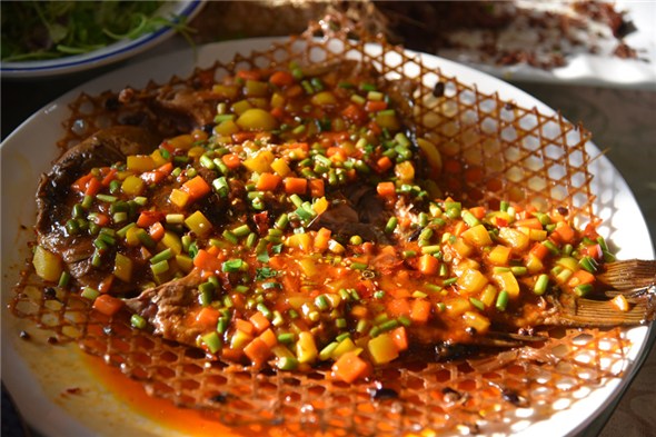 Braised and fried crucian, a common type of carp (Photo by Zhang Xingjian/chinadaily.com.cn) Braised and fried crucian, a common type of carp (Photo by Zhang Xingjian/chinadaily.com.cn)