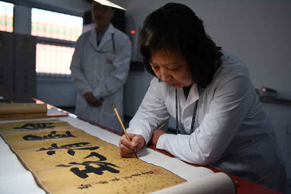 Cultural relic doctors repair antiques at the Palace Museum's new conservation center on Thursday.Wei Xiaohao / China Daily Cultural relic doctors repair antiques at the Palace Museum's new conservation center on Thursday.Wei Xiaohao / China Daily