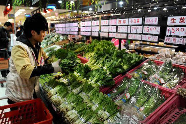 A staff member put vegetables in order at a supermarket in Qingdao, East China's Shandong province, on March 9, 2011. (Photo/Xinhua) A staff member put vegetables in order at a supermarket in Qingdao, East China's Shandong province, on March 9, 2011. (Photo/Xinhua)