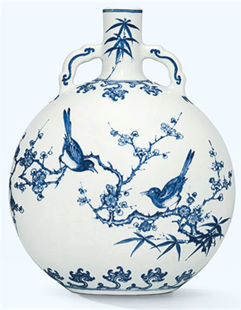 A blue-and-white flask (Photo provided to China Daily) A blue-and-white flask (Photo provided to China Daily)