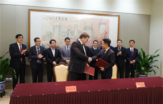 Yang Zhiping, Suzhou Industrial Park's chairman, and Professor Donal Bradley, head of the Mathematical, Physical and Life Sciences Division of Oxford University sign an agreement, Dec 7, 2016. (Photo/provided to chinadaily.com.cn) Yang Zhiping, Suzhou Industrial Park's chairman, and Professor Donal Bradley, head of the Mathematical, Physical and Life Sciences Division of Oxford University sign an agreement, Dec 7, 2016. (Photo/provided to chinadaily.com.cn)