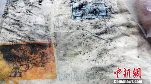An envelope discovered in the bag of the late geologist. (Photo: China News Service/Luo Yunpeng) An envelope discovered in the bag of the late geologist. (Photo: China News Service/Luo Yunpeng)