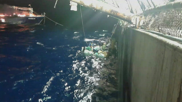 Crew members onboard the Mingxing rescue sailors from the Nianni 588. (Photo provided to chinadaily.com.cn) Crew members onboard the Mingxing rescue sailors from the Nianni 588. (Photo provided to chinadaily.com.cn)