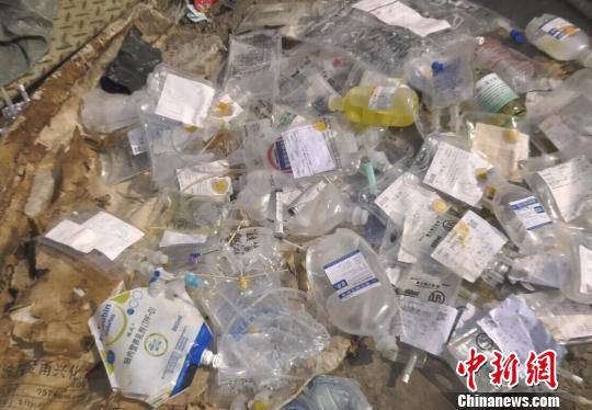 Medical wastes including infusion tubes and antibiotics bottles were found at the dump site. (Photo/China News Service) Medical wastes including infusion tubes and antibiotics bottles were found at the dump site. (Photo/China News Service)
