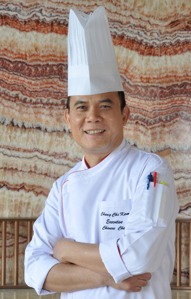 Hong Kong chef Cheng Chi Keung cooks poon choi for his family every year during Spring Festival. (Photo provided to chinadaily.com.cn) Hong Kong chef Cheng Chi Keung cooks poon choi for his family every year during Spring Festival. (Photo provided to chinadaily.com.cn)
