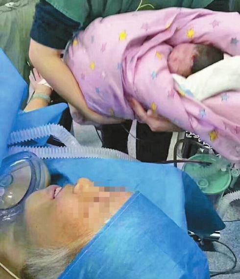The 64-year-old woman looks at her baby in the delivery room of the Second Hospital of Jilin University, in Changchun, Jilin province, Dec 28, 2016. (Photo/Sina Weibo) The 64-year-old woman looks at her baby in the delivery room of the Second Hospital of Jilin University, in Changchun, Jilin province, Dec 28, 2016. (Photo/Sina Weibo)