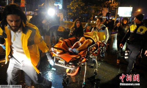 Medics transport a wounded person from the scene after the attack at a popular nightclub in Istanbul early on Sunday. (Photo/Agency) Medics transport a wounded person from the scene after the attack at a popular nightclub in Istanbul early on Sunday. (Photo/Agency)