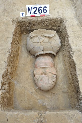 Burial urns for a child (left) and an adult discovered in Tongzhou in 2016 Photo: Courtesy of the Beijing Municipal Administration of Cultural Heritage Burial urns for a child (left) and an adult discovered in Tongzhou in 2016 Photo: Courtesy of the Beijing Municipal Administration of Cultural Heritage