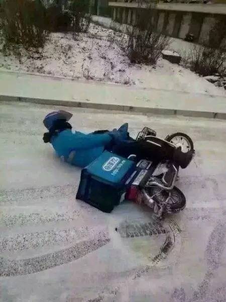 A deliveryman falls sideways on his scooter on a snowy day. (Photo from the web) A deliveryman falls sideways on his scooter on a snowy day. (Photo from the web)