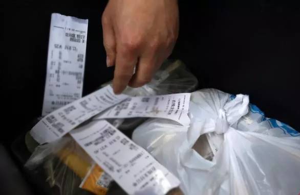 A deliveryman is prepared to send food to customers. (Photo from the web) A deliveryman is prepared to send food to customers. (Photo from the web)