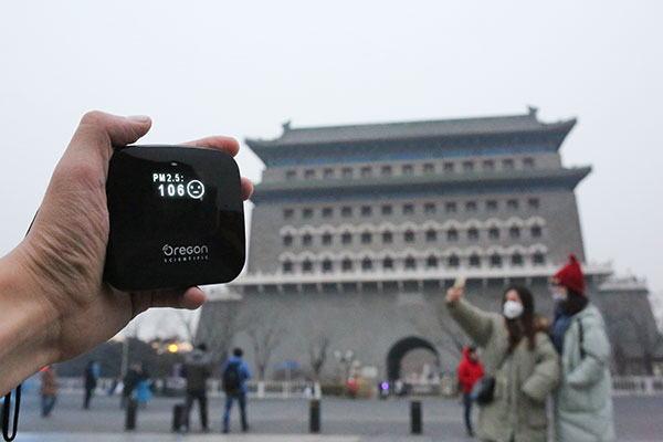 PM 2.5 density stands at 106 at the Qianmen area in Beijing on Thursday afternoon. The city has experienced several smoggy days in succession.(Ding shan/For China Daily) PM 2.5 density stands at 106 at the Qianmen area in Beijing on Thursday afternoon. The city has experienced several smoggy days in succession.(Ding shan/For China Daily)