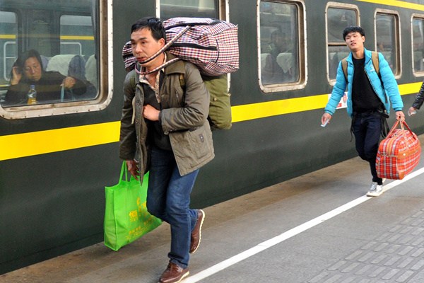 Passengers catch a train at Nanjing Railway Station on Tuesday. (Photo by Lang Congliu/China Daily) Passengers catch a train at Nanjing Railway Station on Tuesday. (Photo by Lang Congliu/China Daily)