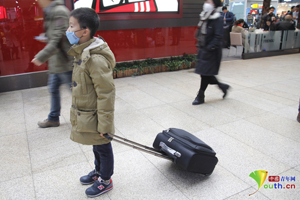 A boy wears a protective mask as he waits to embark on a train leaving Beijing as heavy smog blankets the city, Dec 8, 2016. (Photo/Youth.cn) A boy wears a protective mask as he waits to embark on a train leaving Beijing as heavy smog blankets the city, Dec 8, 2016. (Photo/Youth.cn)