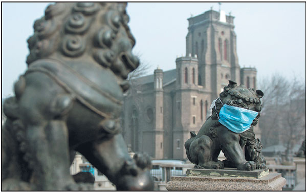 A stone lion on a bridge in Tianjin is covered with a mask in the heavy smog that has hit much of the country's northern regions. (Tong Yu / For China Daily) A stone lion on a bridge in Tianjin is covered with a mask in the heavy smog that has hit much of the country's northern regions. (Tong Yu / For China Daily)