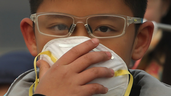 A student covers his nose and mouth with a facial mask. China was shrouded in choking smog throughout the first week of 2017. (Photo/CGTN) A student covers his nose and mouth with a facial mask. China was shrouded in choking smog throughout the first week of 2017. (Photo/CGTN)