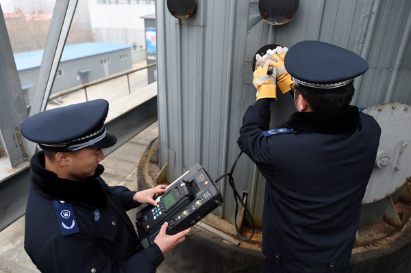 Two environmental protection officers check the level of sulfur dioxide emissions at a heat-supply plant in Beijing, Nov 18, 2016. (Photo/Xinhua) Two environmental protection officers check the level of sulfur dioxide emissions at a heat-supply plant in Beijing, Nov 18, 2016. (Photo/Xinhua)