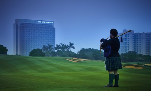 A man plays the bagpipe on a section of The Ritz-Carlton, Haikou's pristine golf course. (Photo/Courtesy of The Ritz-Carlton, Haikou) A man plays the bagpipe on a section of The Ritz-Carlton, Haikou's pristine golf course. (Photo/Courtesy of The Ritz-Carlton, Haikou)