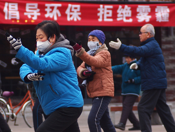 People exercise in Linfen, Shanxi province, on Tuesday morning. The slogan on the red banner reads,Promote environmental protection and say 'No' to smog.Xu Yin / For China Daily People exercise in Linfen, Shanxi province, on Tuesday morning. The slogan on the red banner reads,Promote environmental protection and say 'No' to smog.Xu Yin / For China Daily