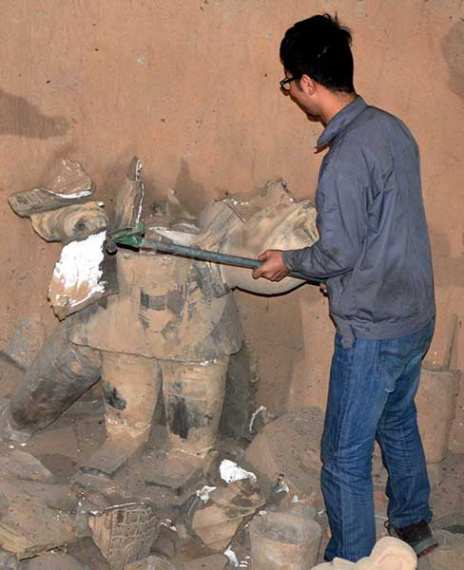 One of 40 fake Terracotta Warriors is smashed in Xi'an, Shaanxi province, on Wednesday night.Provided To China Daily One of 40 fake Terracotta Warriors is smashed in Xi'an, Shaanxi province, on Wednesday night.Provided To China Daily