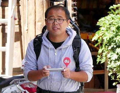 A Baidu Map information collector operates an unmanned aerial vehicle in Dukezong, an ancient Tibetan town in Yunnan province. (Photo/China Daily) A Baidu Map information collector operates an unmanned aerial vehicle in Dukezong, an ancient Tibetan town in Yunnan province. (Photo/China Daily)