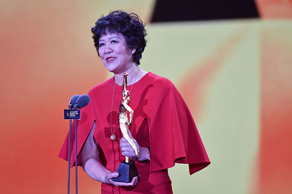 Lang Ping, head coach of China's national women's volleyball team, delivers her acceptance speech after being awarded the Coach of the Year at the 2016 CCTV Sports Personality Award in Beijing on Sunday. (Provided by China Sports Photo) Lang Ping, head coach of China's national women's volleyball team, delivers her acceptance speech after being awarded the Coach of the Year at the 2016 CCTV Sports Personality Award in Beijing on Sunday. (Provided by China Sports Photo)