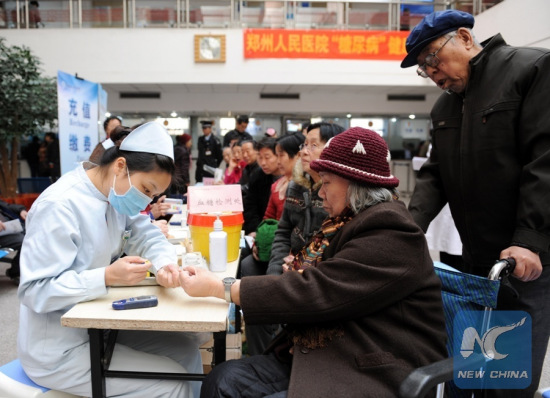 File photo taken on Nov. 14, 2012 shows a nurse checks the blood glucose of a senior citizen during a free clinic service for diabetes in Zhengzhou, capital of central China's Henan Province. (Xinhua/Li Bo) File photo taken on Nov. 14, 2012 shows a nurse checks the blood glucose of a senior citizen during a free clinic service for diabetes in Zhengzhou, capital of central China's Henan Province. (Xinhua/Li Bo)