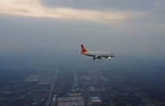 A screenshot of the video showing the landing of a passenger plane filmed by a drone only hundreds of meters away from the airliner. (Photo/China.com.cn) A screenshot of the video showing the landing of a passenger plane filmed by a drone only hundreds of meters away from the airliner. (Photo/China.com.cn)