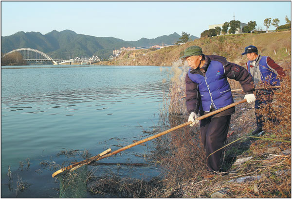 Workers remove rubbish from the Xiuhe River near the center of Xiushui, a county in East China's Jiangxi province. In December, the central government released a document ordering the river chief system, which is linked to performance evaluations of top officials, to be established nationwide by the end of 2018.Hou Liqiang / China Daily Workers remove rubbish from the Xiuhe River near the center of Xiushui, a county in East China's Jiangxi province. In December, the central government released a document ordering the river chief system, which is linked to performance evaluations of top officials, to be established nationwide by the end of 2018.Hou Liqiang / China Daily