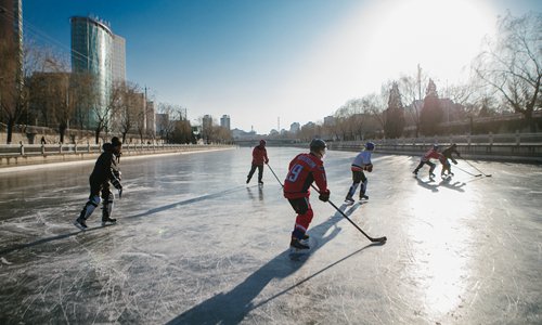 Playing pickup ice hockey on the city's frozen rivers and lakes in winter is a routine exercise for some of its hockey lovers. (Photo: Li Hao/GT) Playing pickup ice hockey on the city's frozen rivers and lakes in winter is a routine exercise for some of its hockey lovers. (Photo: Li Hao/GT)