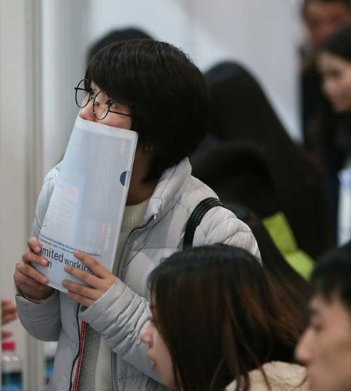 University graduates attend a job fair in Shanghai early this month.(Photo/Xinhua) University graduates attend a job fair in Shanghai early this month.(Photo/Xinhua)