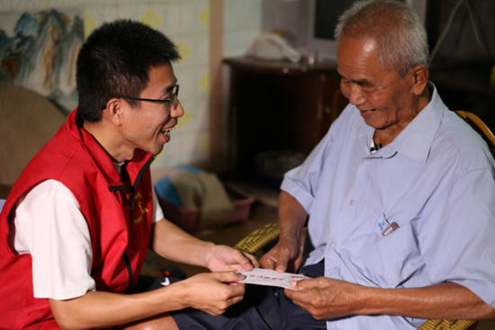 Volunteer Chen Shangyuan visits Huang Tanghua, a veteran of WWII, July 9, 2015. (Photo provided to chinadaily.com.cn) Volunteer Chen Shangyuan visits Huang Tanghua, a veteran of WWII, July 9, 2015. (Photo provided to chinadaily.com.cn)