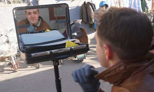Ammerman looks at himself after his haircut. (Photo: Zhang Xinyuan/GT) Ammerman looks at himself after his haircut. (Photo: Zhang Xinyuan/GT)