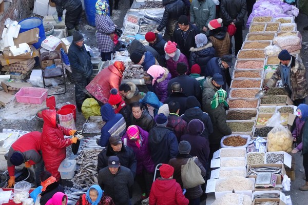 A country market for Spring Festival purchases in Dalian, Liaoning province throngs with customers.Liu Debin / For China Daily A country market for Spring Festival purchases in Dalian, Liaoning province throngs with customers.Liu Debin / For China Daily